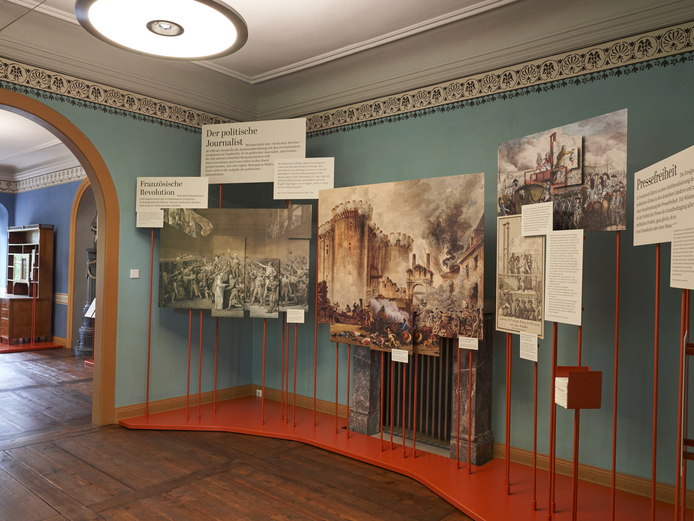 Präsentation von Bildern und Texten auf Tafeln über das damalige Geschehen um 1800