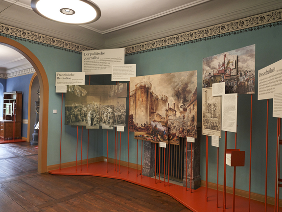 Präsentation von Bildern und Texten auf Tafeln über das damalige Geschehen um 1800