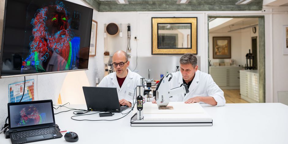 Restauratoren bei der Bestandsaufnahme