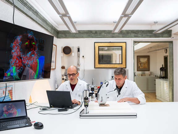 Restauratoren bei der Bestandsaufnahme