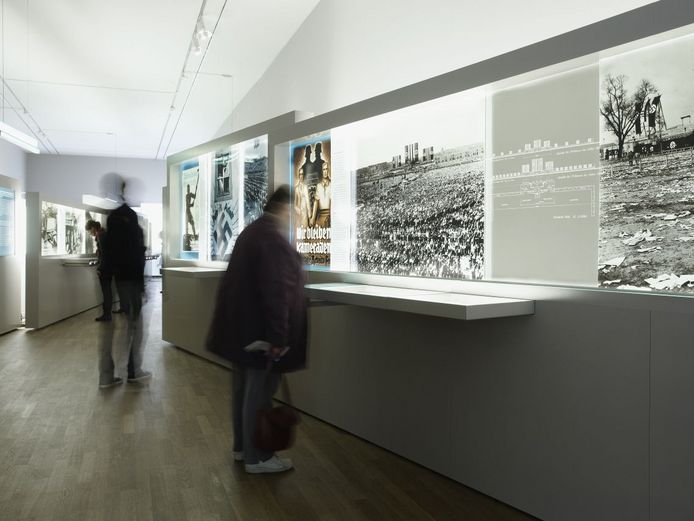 Blick in den ersten Abschnitt der Dauerausstellung über die Gewöhnung an Ausgrenzung und Gewalt