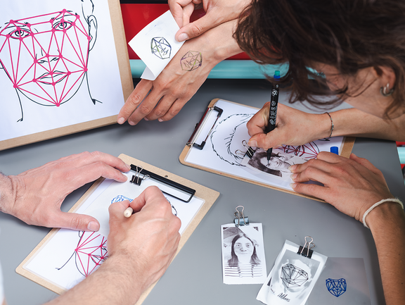 Nach einer Mustervorlage wird ein männlicher Kopf gezeichnet.