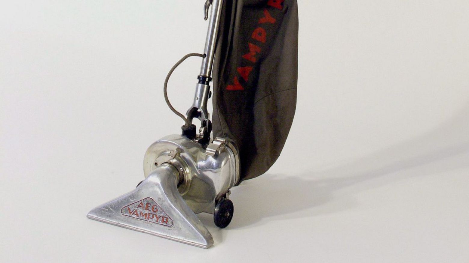 schwarzer Staubsauger mit langem Griff