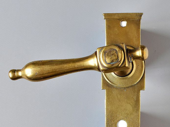 Nahaufnahme eines goldenen Türgriffes