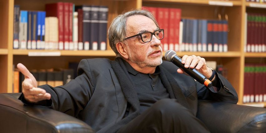 Natan Sznaider im Bücherkubus der Herzogin Anna Amalia Bibliothek.