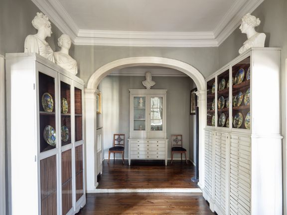 Zimmer mit Majolika-Schränken