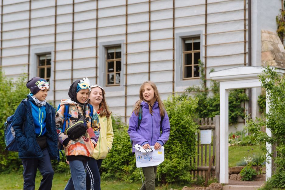 Kinder bei der Haseneiersuche vor Goethes Gartenhaus