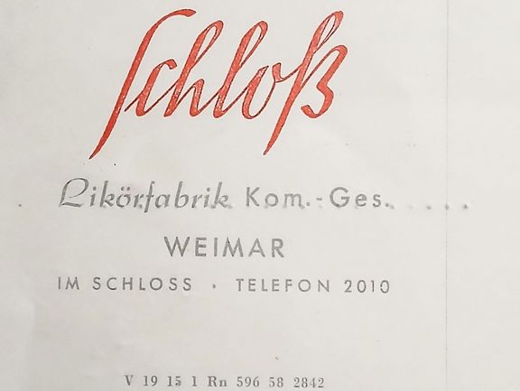 Farbfoto eines Papiers, das einen "Schloß Likör" mit Ort "im Schloss" angibt. Worum es sich bei dem Produkt handelt ist nicht klar. Haben Sie informationen?