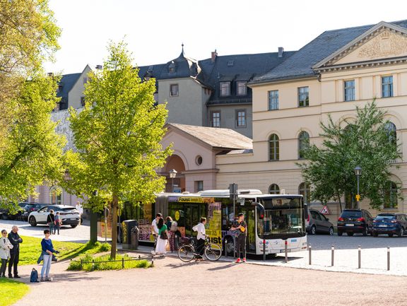 Der Stadtbus Weimar ist bunt im Themenjahr-Faust-Design beklebt.