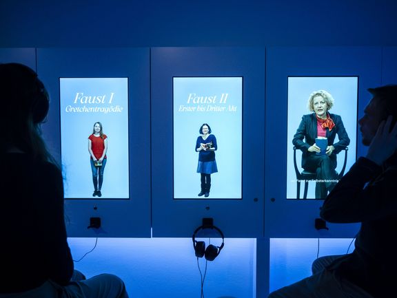 Videoleinwand mit drei hochformatigen Videos