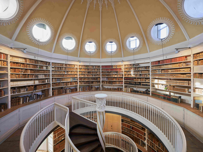 Bücherregale und Kuppel im runden Bibliotheksturm