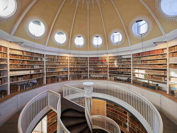 Bücherregale und Kuppel im runden Bibliotheksturm