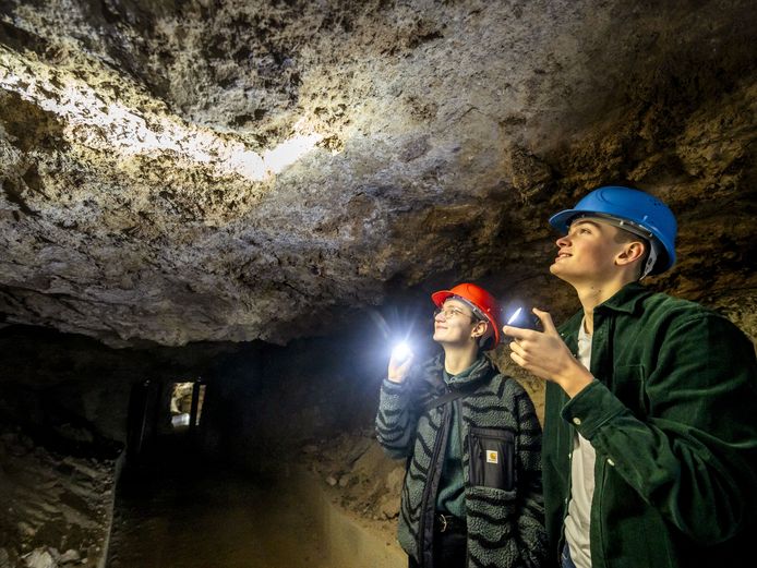 Mit Helm und Taschenlampe gewappnet wird die Parkhöhle erkundet
