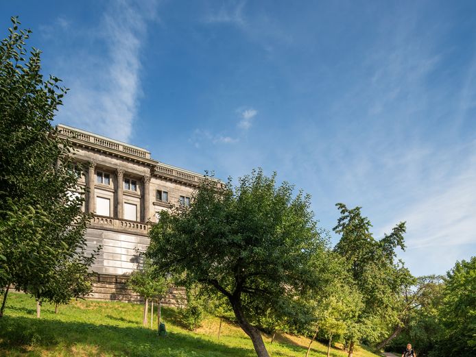 [Translate to English:] Streuobstwiese vor dem Goethe- und Schiller-Archiv