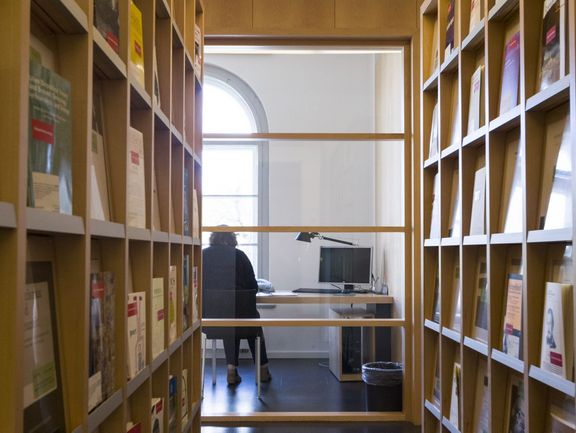 Regale der Zeitschriftenauslage und Blick in ein Carrel im Studienzentrum