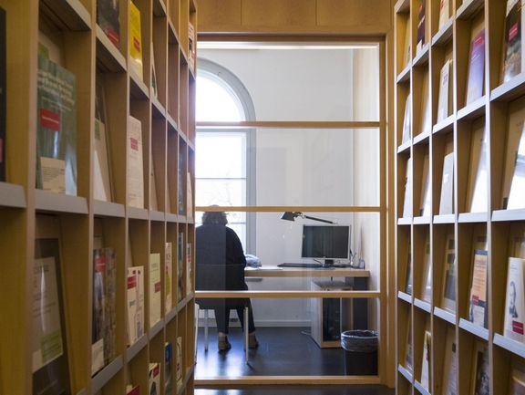 Regale der Zeitschriftenauslage und Blick in ein Carrel im Studienzentrum