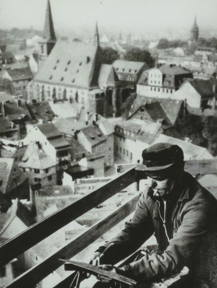 Datum unbekannt, Reproduktion 1985, Bauarbeiten am Schlossturm, Blick auf Herder- und Jakobskirche.