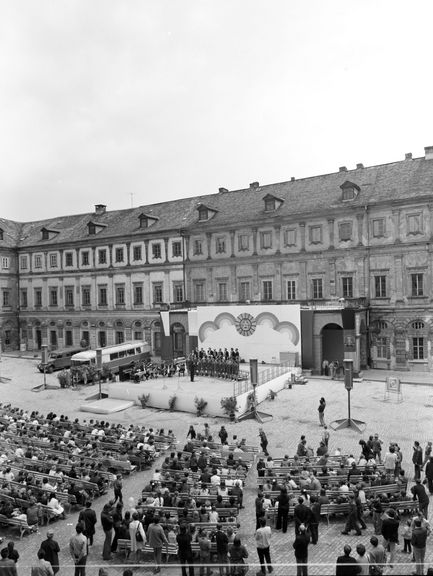 SW-Foto von Bühne und Publikum der Arbeiterfestspiele im Schlossinnenhof am 08.06.1974