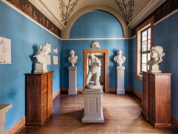 Brückenzimmer mit Büstensammlung