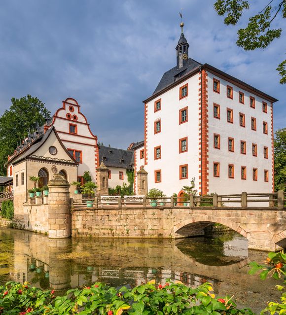 Schloss Kochberg mit Wassergraben und Holzbrücke