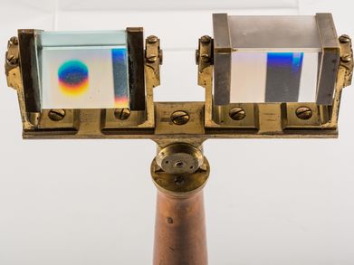 Johann Christian Friedrich Körner: Gestell mit zwei Prismen von Flint- und Crownglas aus Goethes Sammlungen, um 1820