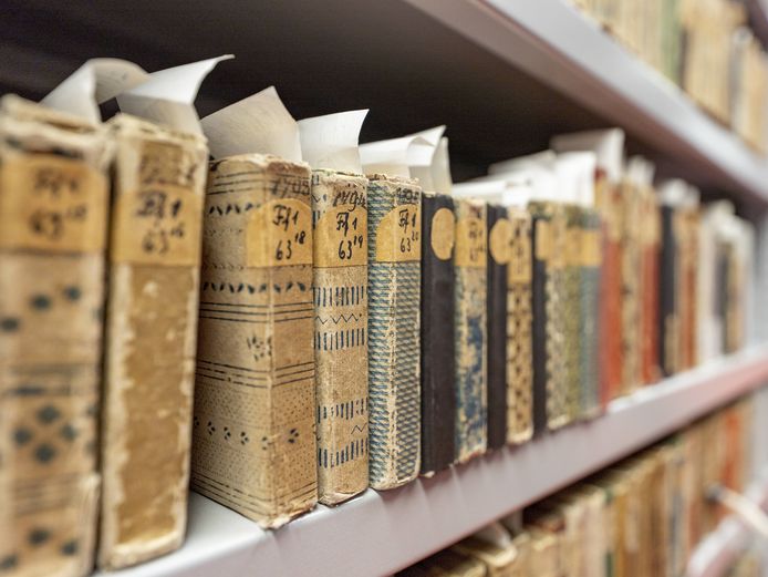 Regalbrett mit Almanachen aus der Sammlung Goldschmidt, mit Einbänden aus Buntpapier 