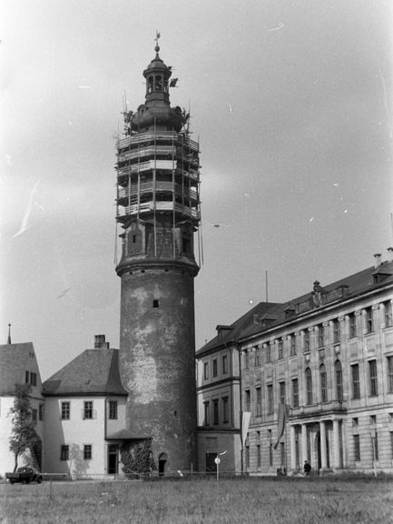 Holzgerüst ganz oben am Turm des Weimarer Schlosses, 1959