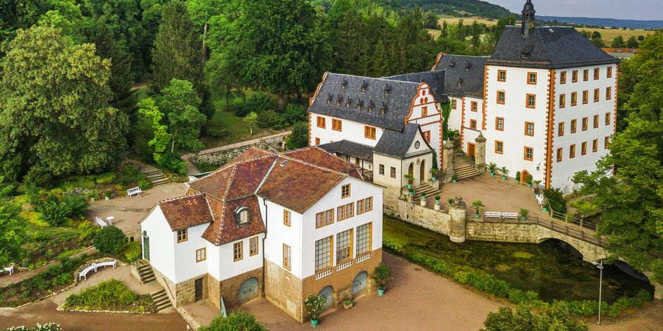 Château et parc de Kochberg Blick auf Schloss und Liebhabertheater von Südwesten