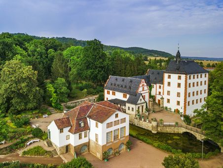 Château et parc de Kochberg Blick auf Schloss und Liebhabertheater von Südwesten
