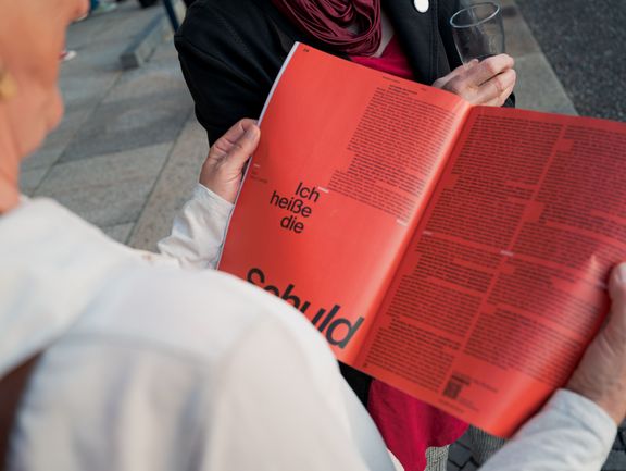 Eine Frau ließst die Ausgabe zum Thema Faust.