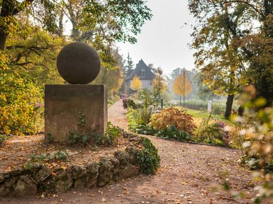 Blick vom Stein des guten Glücks zum Gartenhaus