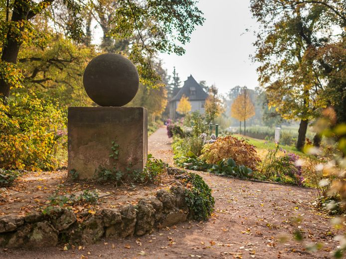 Blick vom Stein des guten Glücks zum Gartenhaus