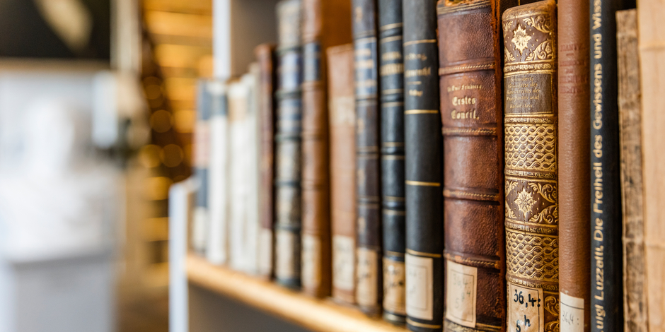 Bücher im Rokokosaal der Herzogin Anna Amalia Bibliothek