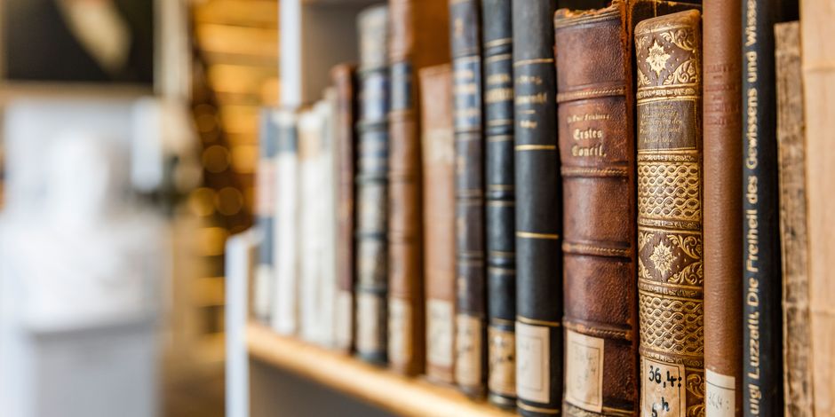 Bücher im Rokokosaal der Herzogin Anna Amalia Bibliothek
