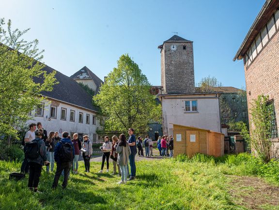 Eine Gruppe von Schüler:innen steht vor der Burg in Tonna.