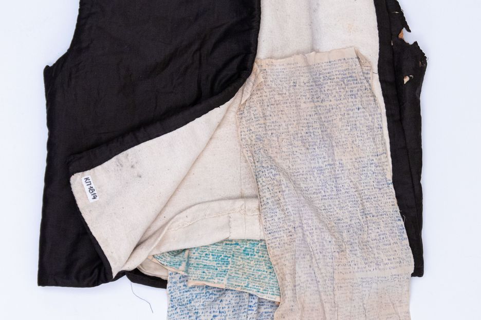 Weste mit eingenähten Gebeten