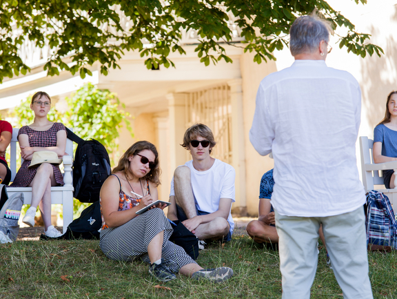 Schüler*innen der Sommerakademie beim Lernen im Park