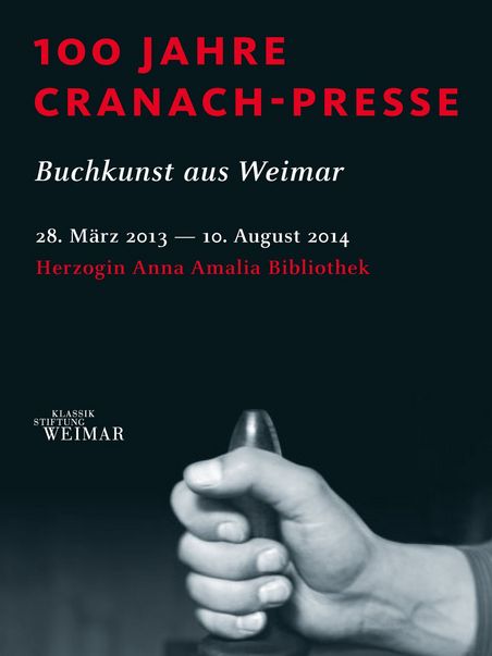 Gezeigt wird das Cover des Flyers der Ausstellung "100 Jahre Cranach-Presse. Buchkunst aus Weimar". Zu sehen ist das Einwalzen des Satzes in der Druckerei Cranach-Presse. Es handelt sich dabei um eine Werkstattaufnahme von Ursula Braune.