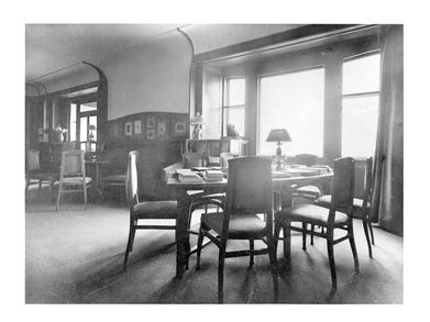 Blick durch die von Henry van de Velde gestaltete Bibliothek bzw. den Vortragssaal des Nietzsche Archiv in Weimar.