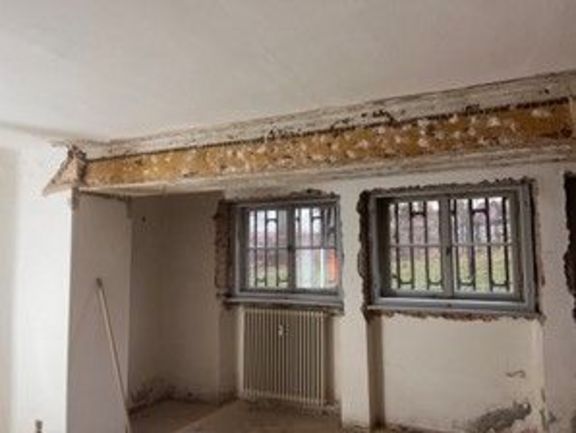 Haus Hohe Pappeln – Freilegungsarbeiten im ehemaligen Kinderzimmer im Souterrain 