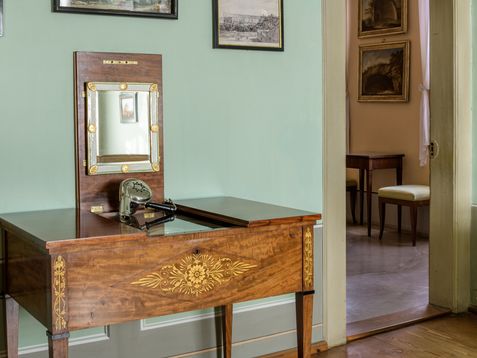 Ein Haartrockner von um 1900 liegt auf einem Frisiertisch von um 1800.