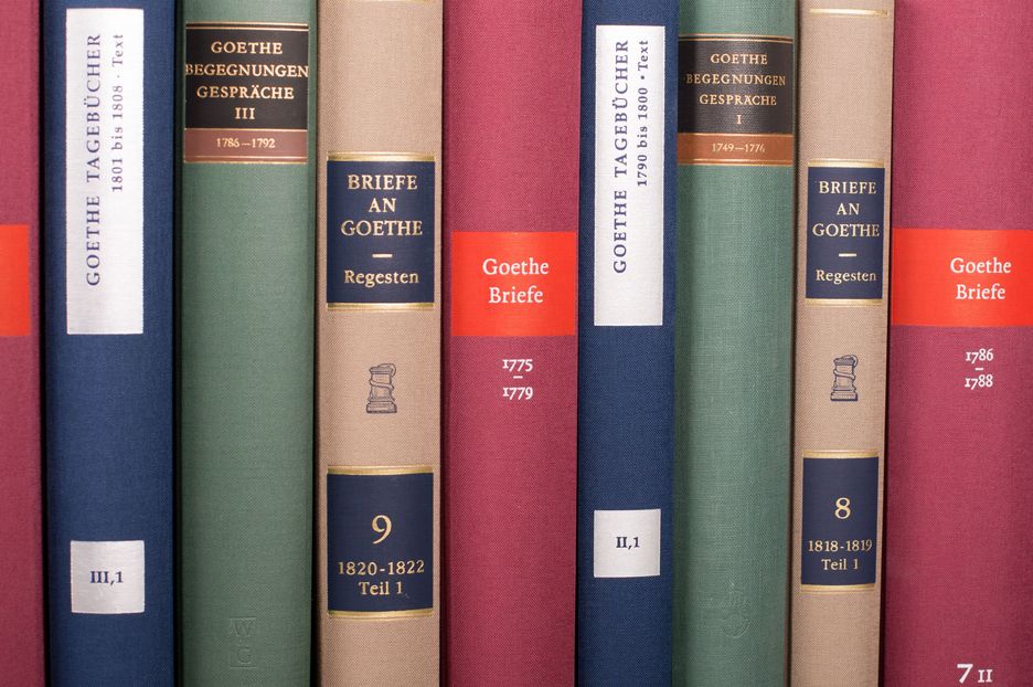 Foto von Bänden der Editionen