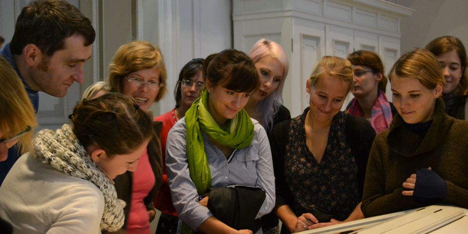 Teilnehmerinnen und Teilnehmer des Klassik Kollegs 2012 während einer Führung in der Ausstellung des Goethe- und Schiller-Archivs Weimar