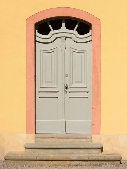 Porte d'entrée du manoir