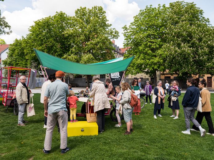 The cargo bike attracts children and families with experiments, crafts and handicrafts