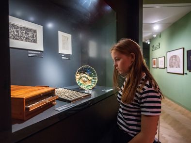 Besucherin vor einer Vitrine in der Dauerausstellung "Lebensfluten - Tatensturm"