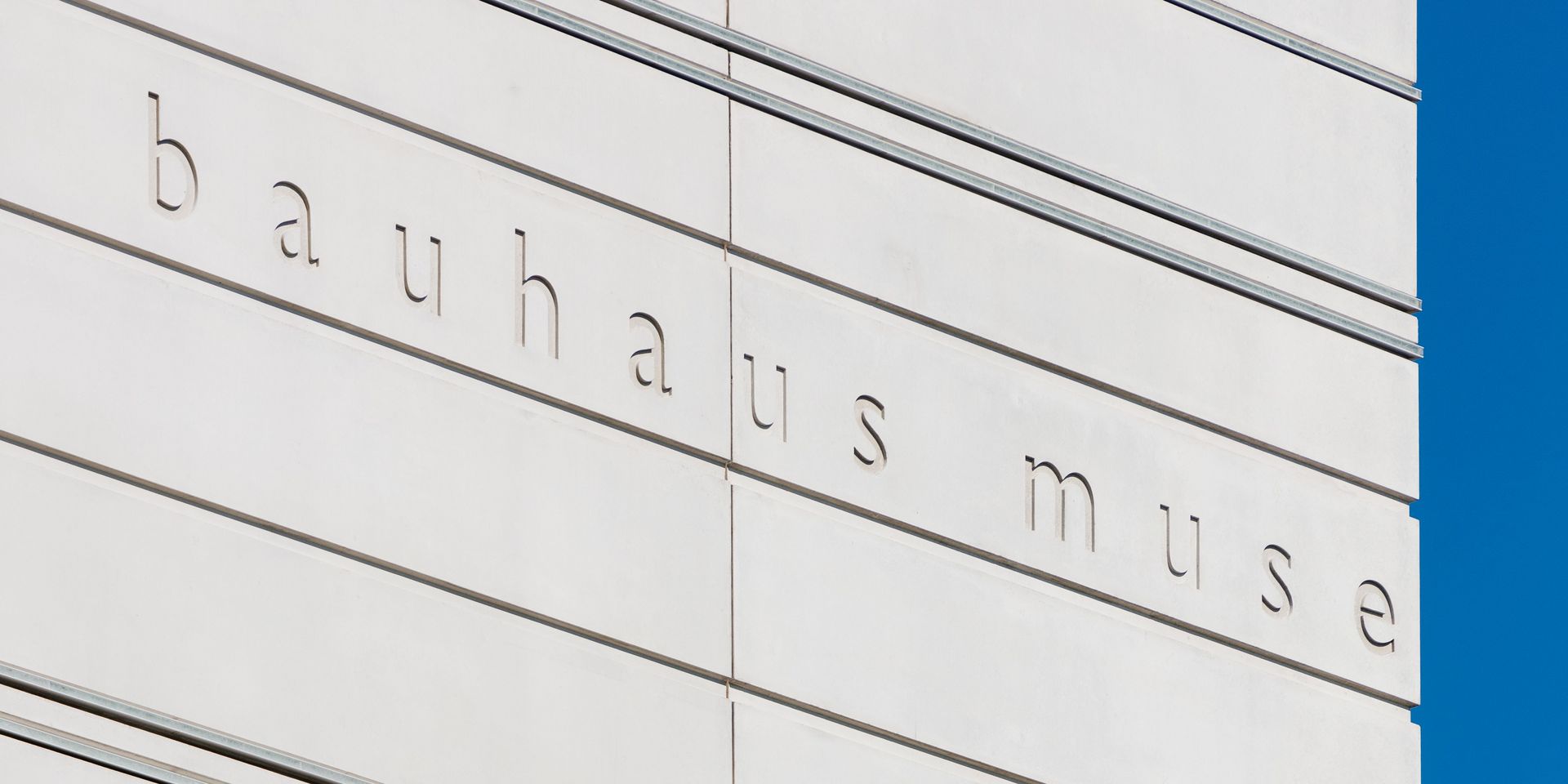 Bauhaus-Museum Weimar Fassade des Bauhaus-Museums Weimar mit Schriftzug