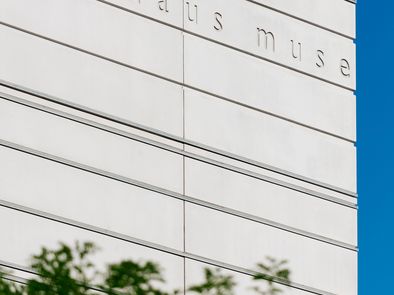 Fassade des Bauhaus-Museums Weimar mit Schriftzug