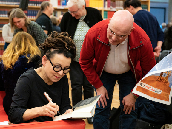 Olga Tokarczuk im Bücherkubus der Herzogin Anna Amalia Bibliothek, 01.11.2022
