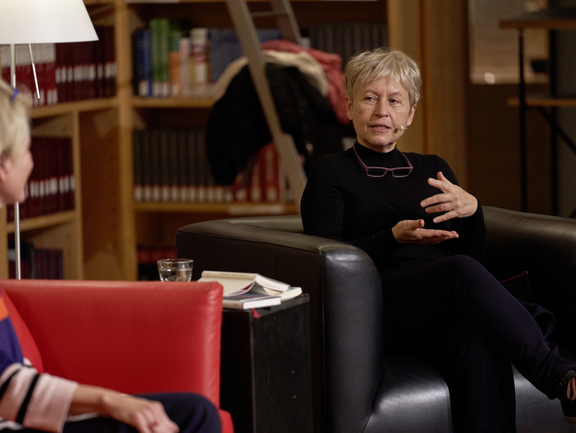 Ulrike Draesner im Bücherkubus der Herzogin Anna Amalia Bibliothek, 30.10.2021